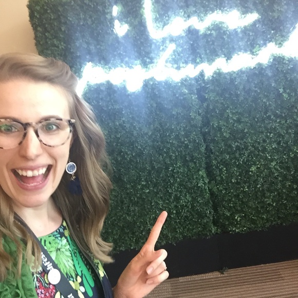 Welcome to my closet! My name is Chelsea 🌞 - Picture 12 of 15